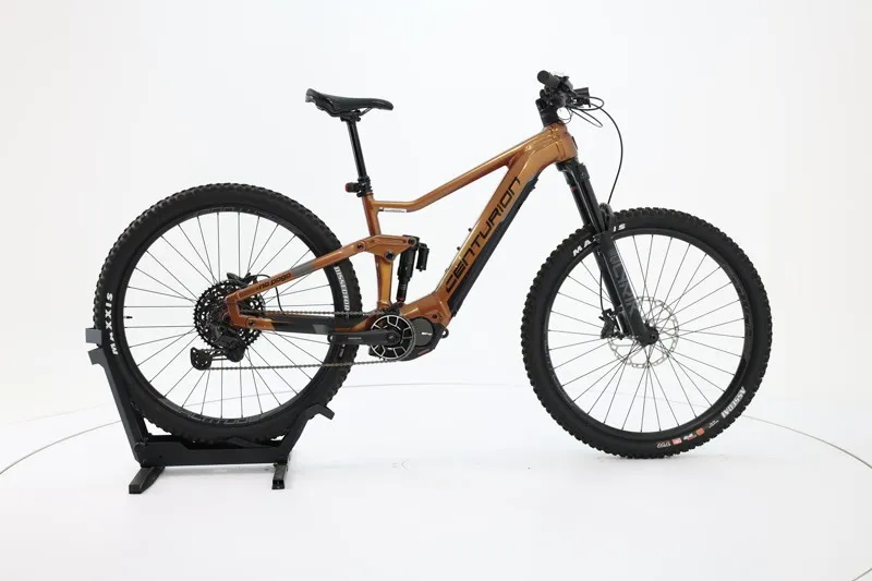 Centurion E-Mountainbike in Kupfer mit Hinterbaufederung, Mittelmotor und Maxxis-Reifen