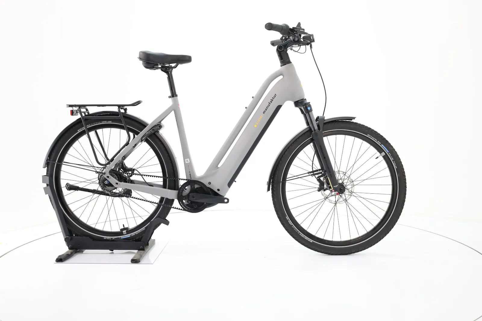 E-Bike der Kieler Manufaktur in Grau mit tiefem Einstieg, Riemenantrieb, Bosch-Mittelmotor und Gepäckträger