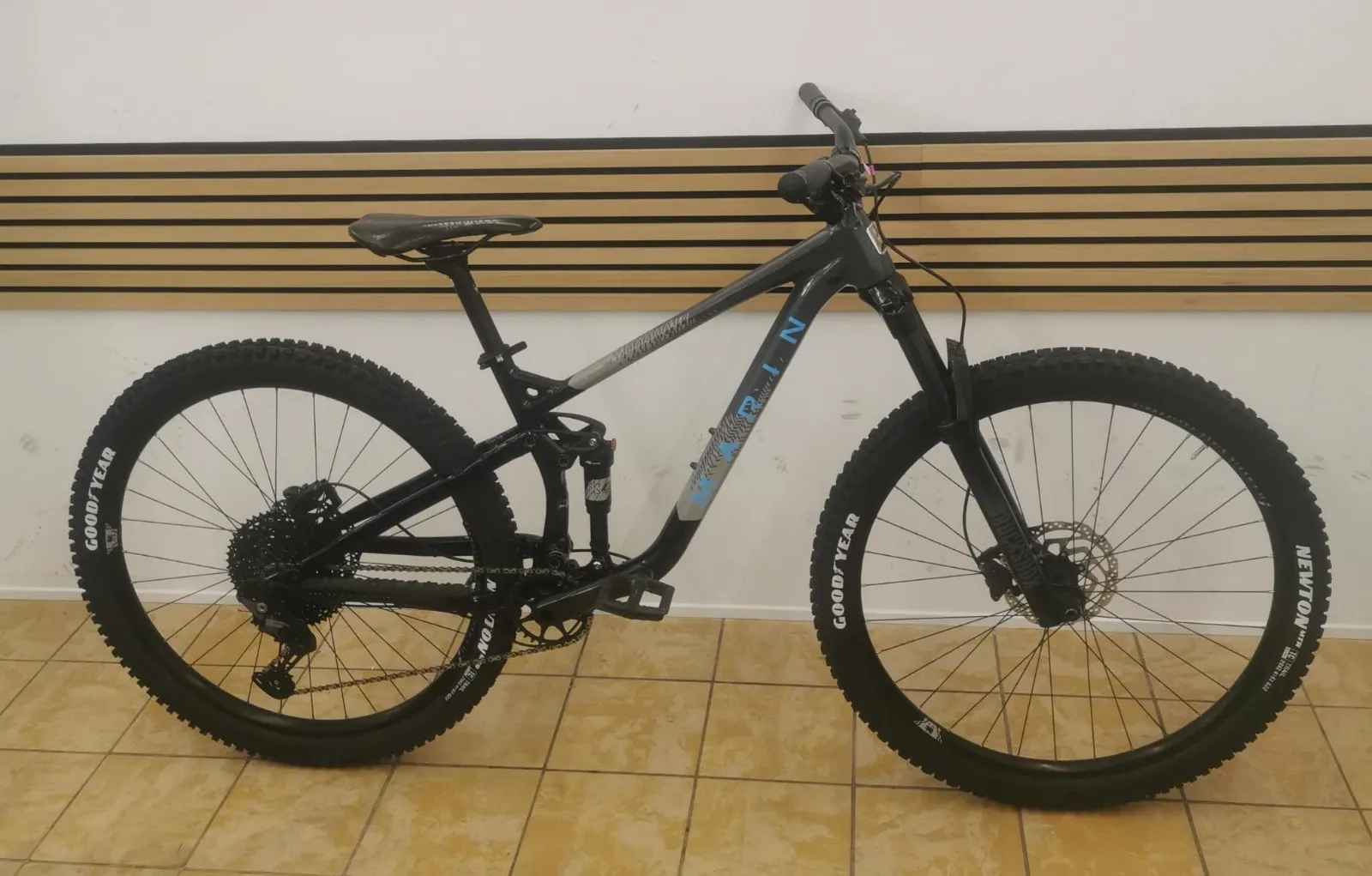 Marin Fully-Mountainbike in Schwarz-Grau mit Hinterbaufederung und Goodyear-Reifen