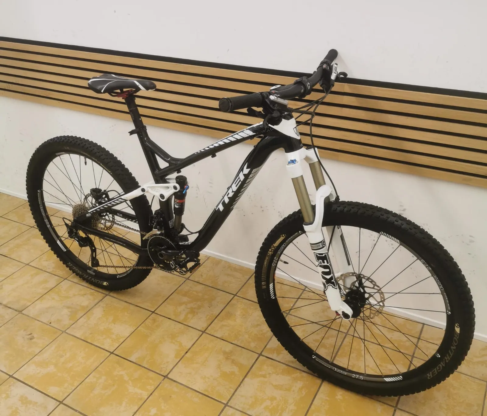 Trek Fully-Mountainbike in Schwarz-Weiß mit Fox-Federgabel, Hinterbaufederung und 27,5-Zoll-Laufrädern