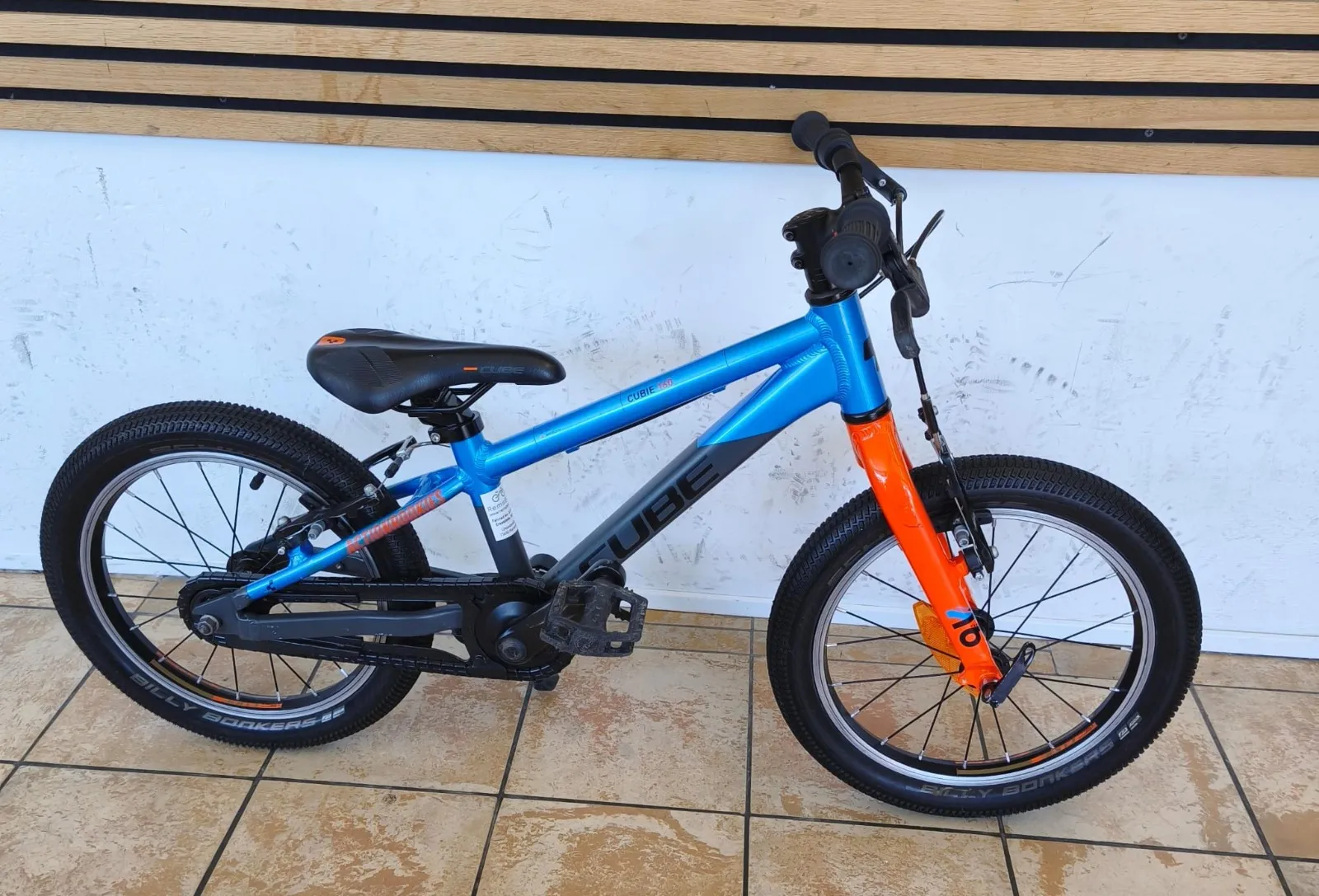 Cube Cubie 160 Kinderrad in Blau-Orange mit 16-Zoll-Laufrädern und Kettenschutz