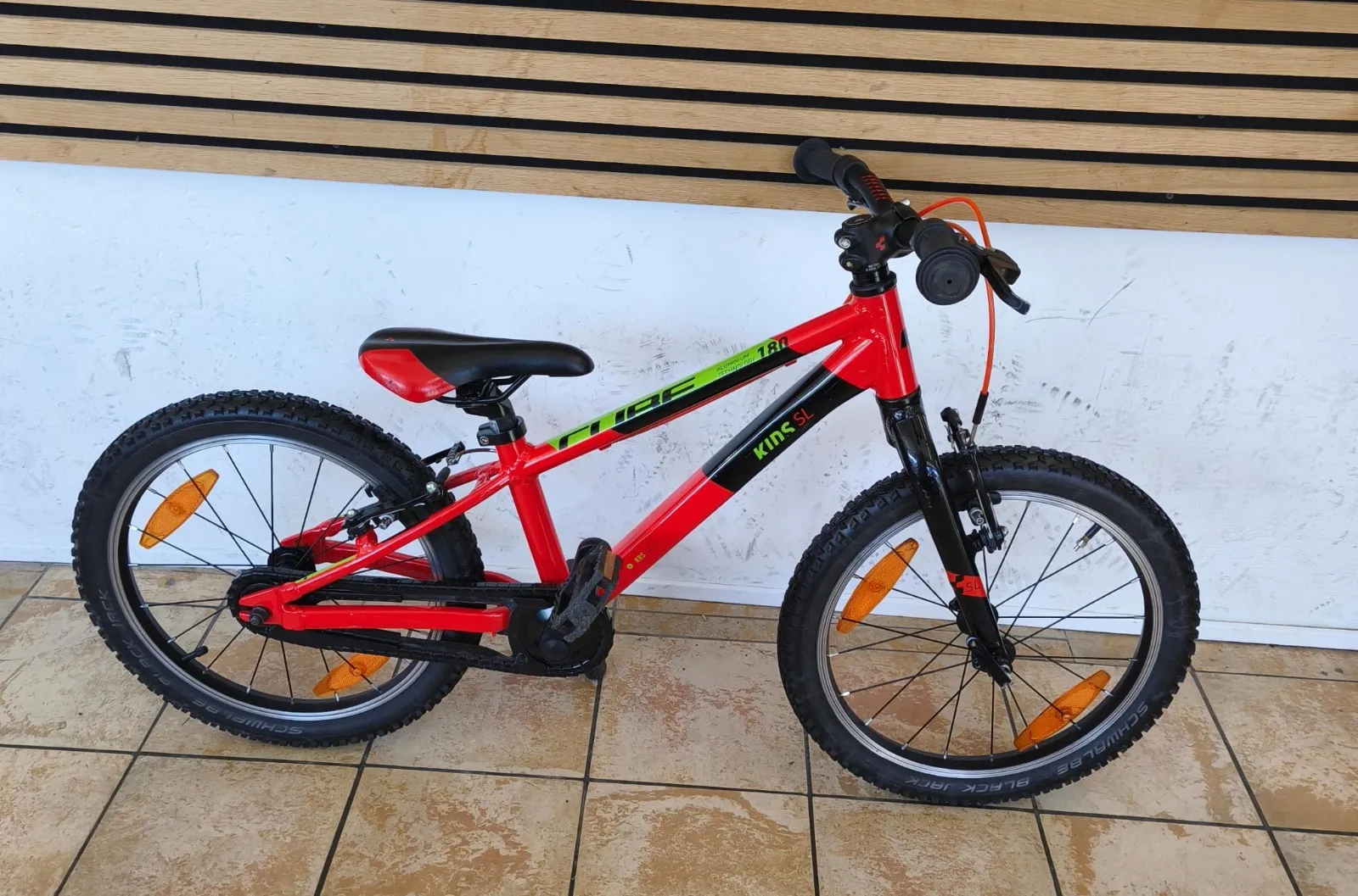 Cube Kids SL Kinderrad in Rot-Schwarz mit Kettenschutz und Schwalbe-Black-Jack-Reifen