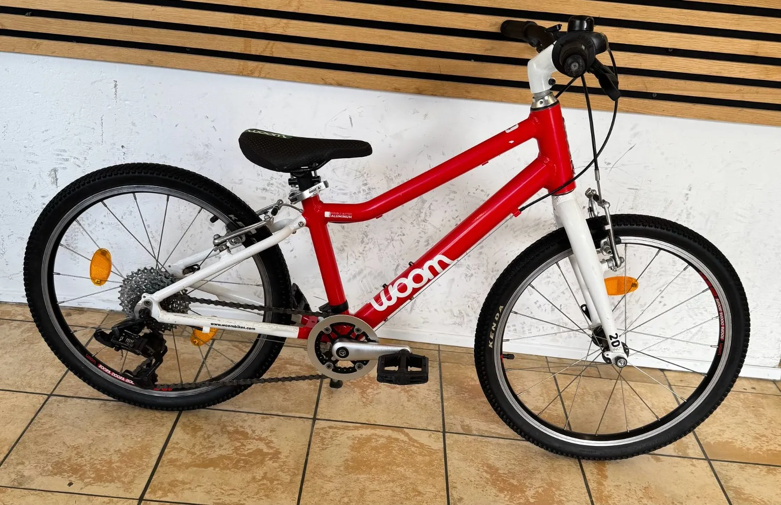 Woom Kinderrad in Rot-Weiß mit 20-Zoll-Laufrädern und leichtem Aluminiumrahmen