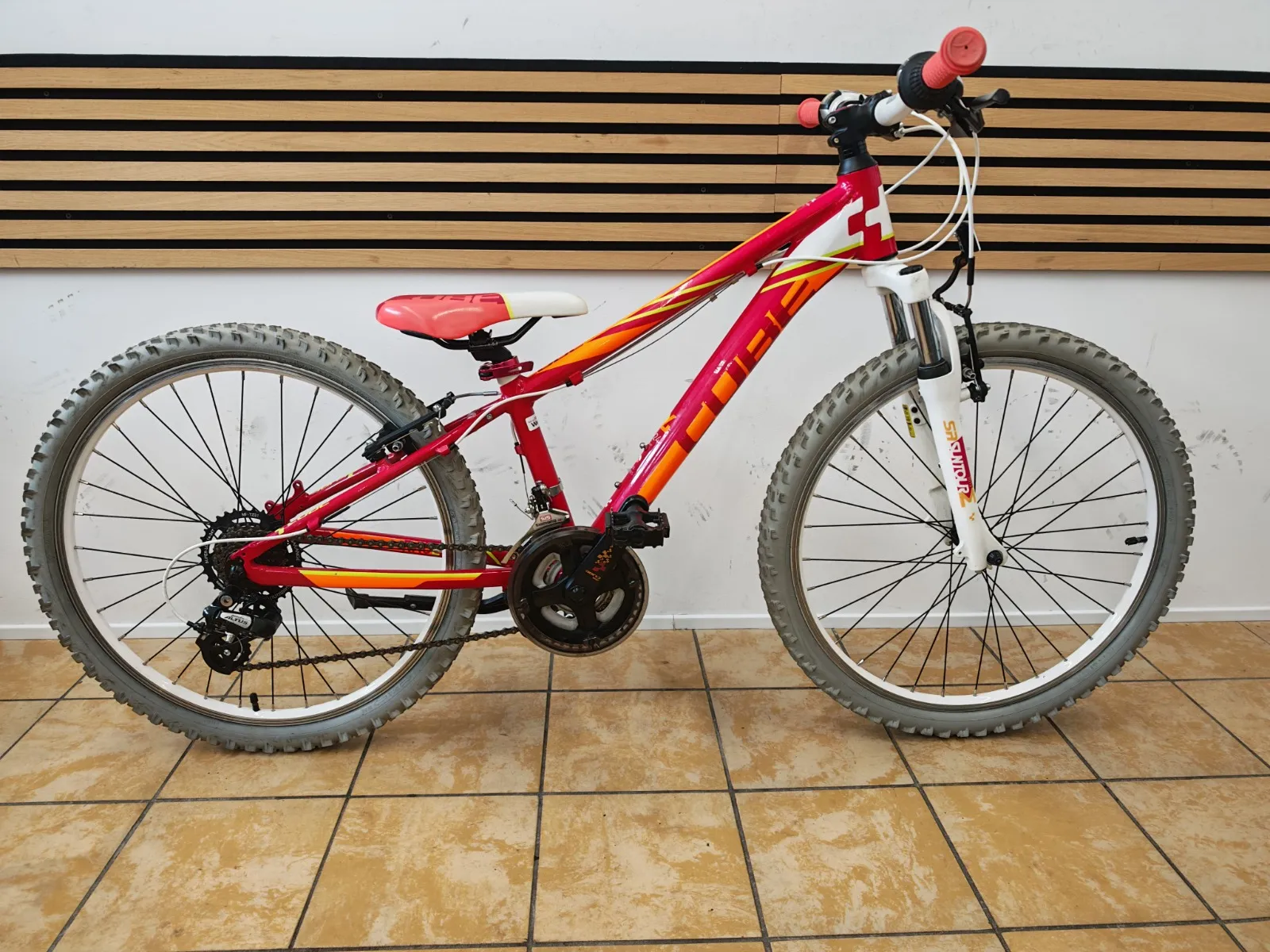 Cube Jugend-Mountainbike in Pink-Orange mit 24-Zoll-Laufrädern und Suntour-Federgabel