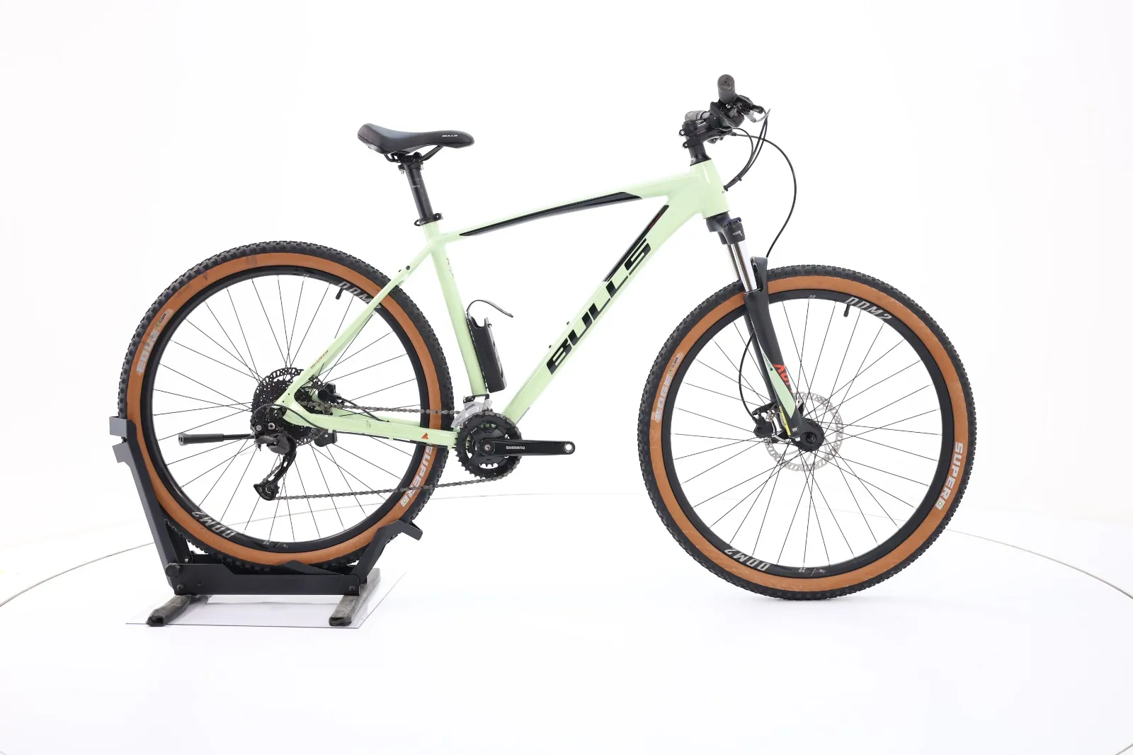 Bulls Mountainbike in Pistaziengrün mit Federgabel, Scheibenbremsen und Reifen mit hellen Flanken