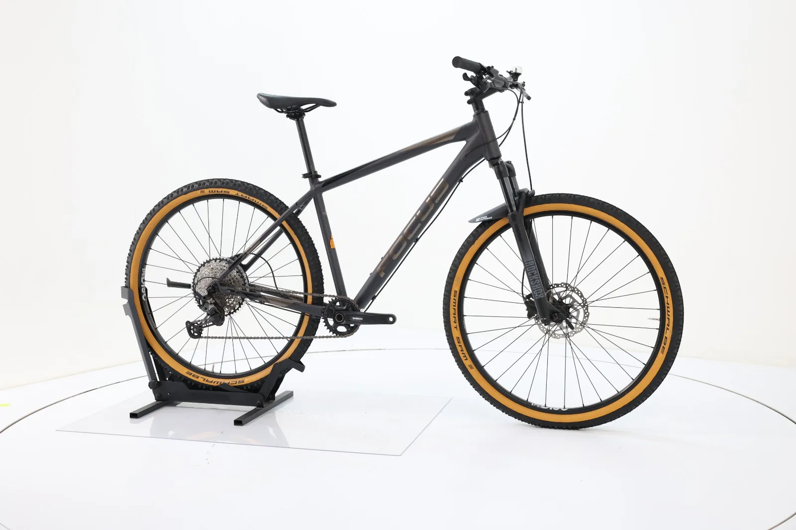 Focus Mountainbike in Dunkelgrau mit RockShox-Federgabel und Smart-Sam-Reifen mit hellen Flanken