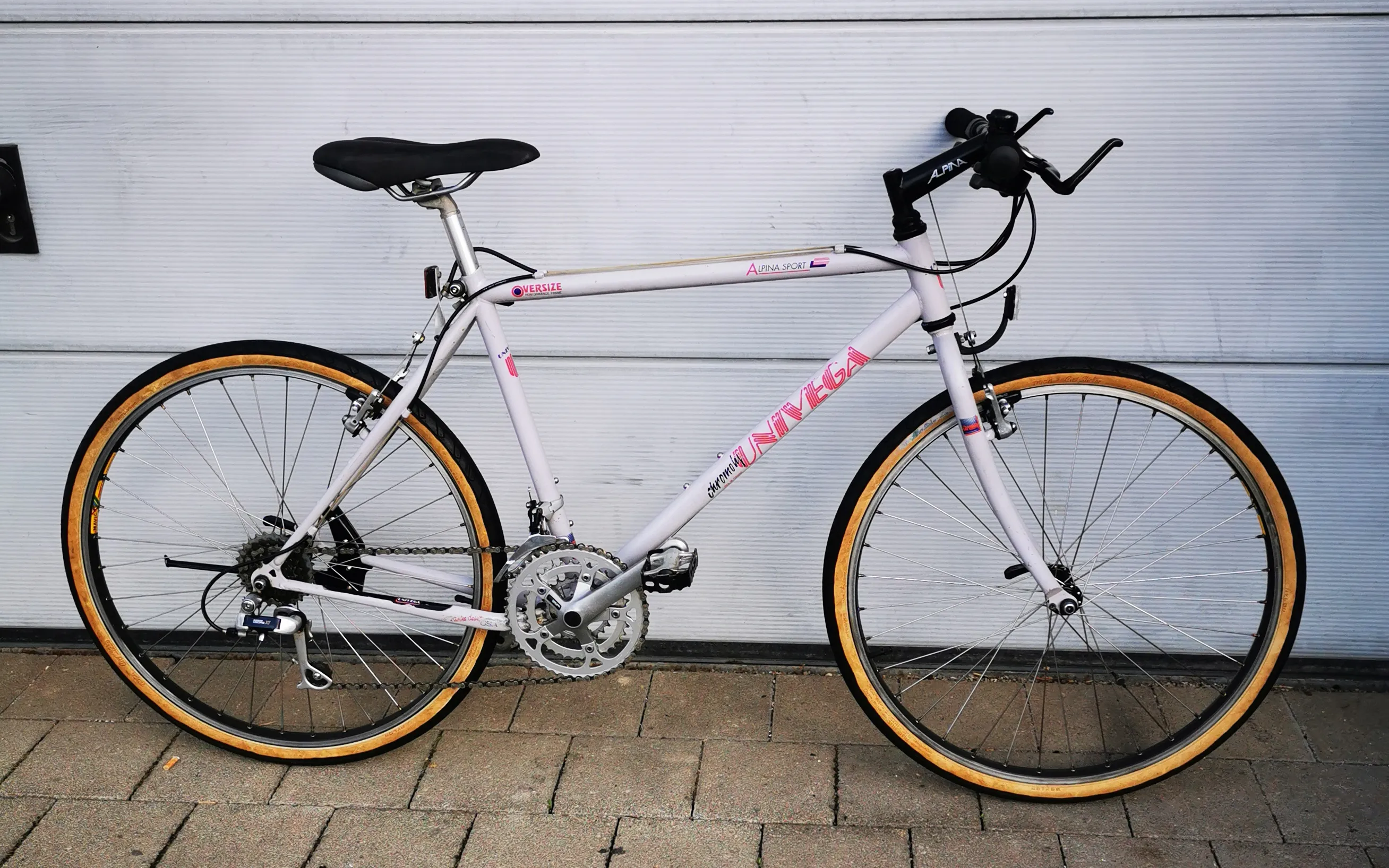Gebrauchtes Univega Alpina Sport Crossrad in Weiß-Pink mit Chromoly-Rahmen und Gumwall-Reifen