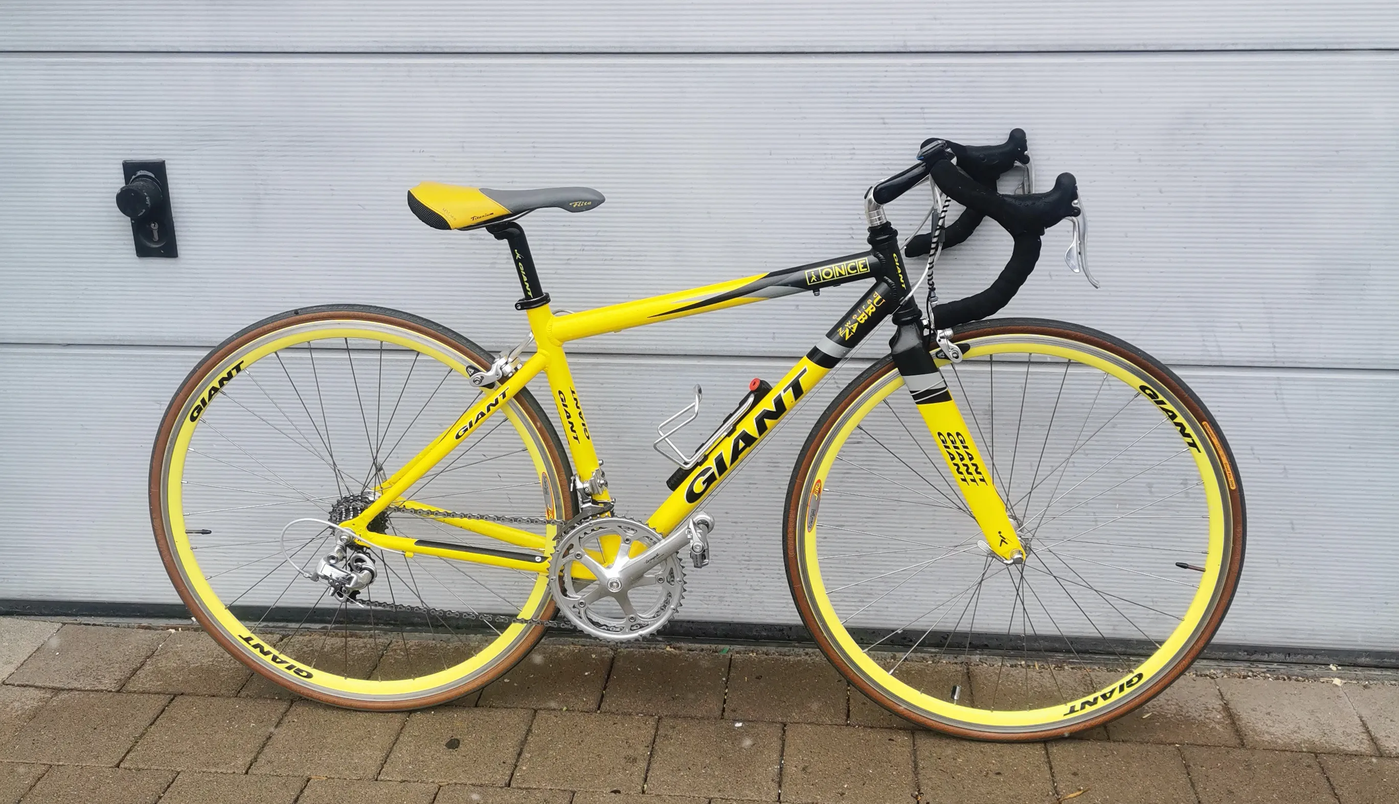 Gebrauchtes Giant ONCE Rennrad in Gelb-Schwarz mit Rennlenker
