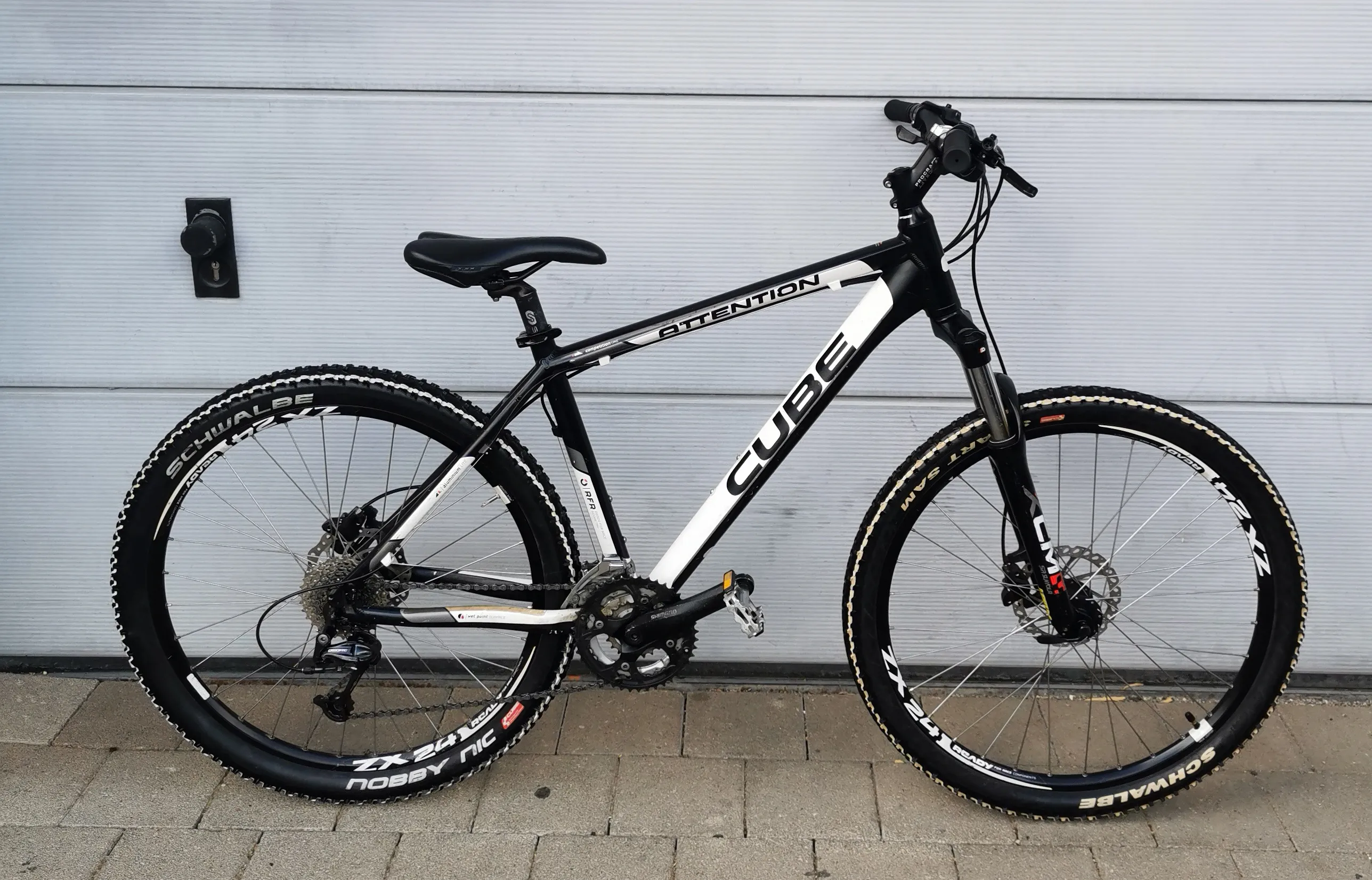 Gebrauchtes Cube Attention Mountainbike in Schwarz-Weiß mit Scheibenbremsen und Schwalbe-Reifen