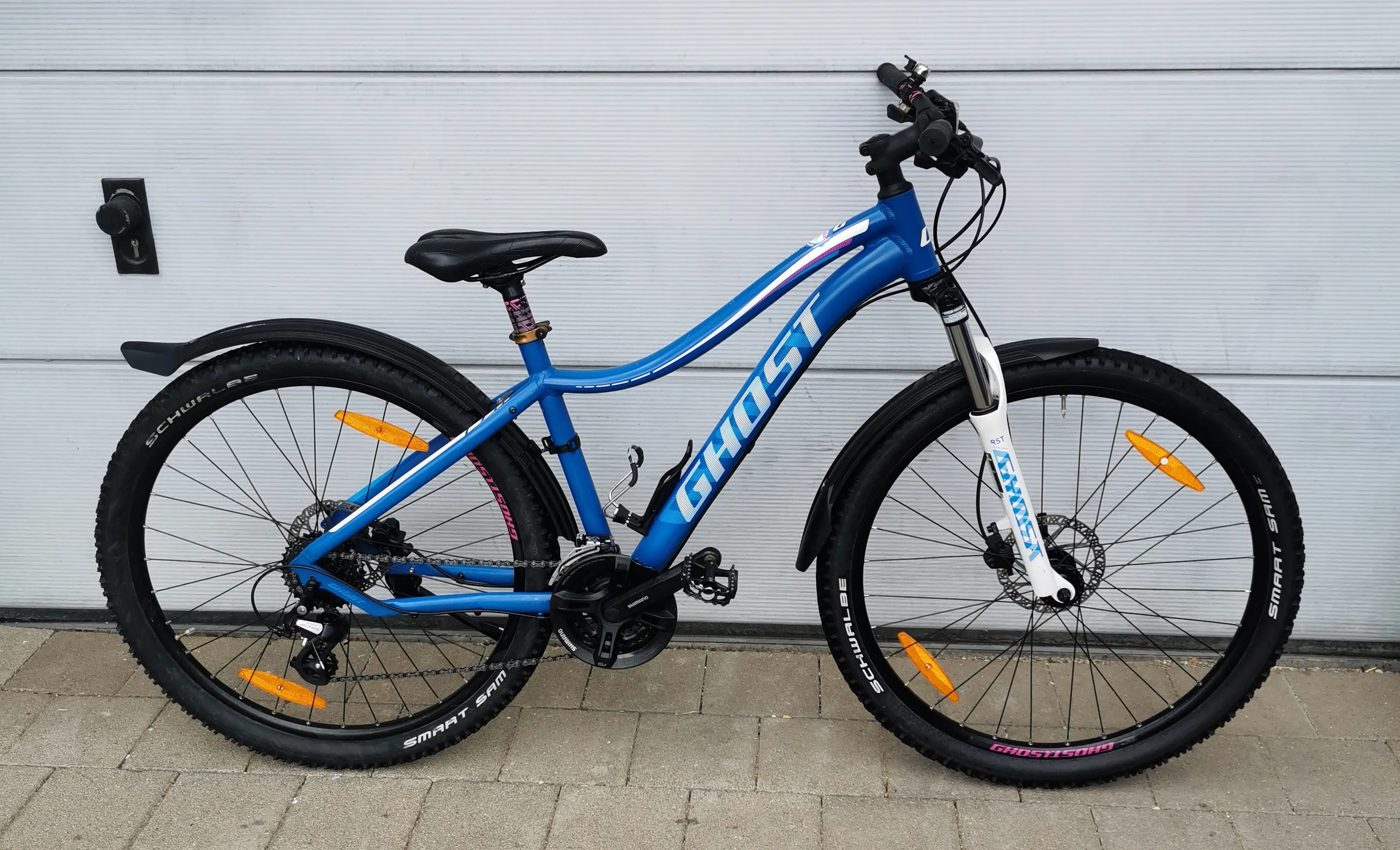 Gebrauchtes Ghost Damen-Mountainbike in Blau mit tiefem Einstieg, Federgabel und Scheibenbremsen