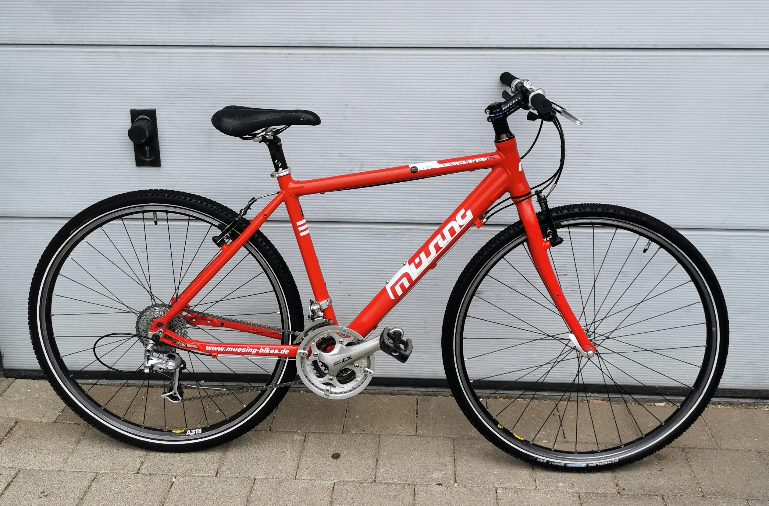 Gebrauchtes Müsing Elite Twinroad Fitnessbike in Rot mit geradem Lenker und Shimano-LX-Schaltung
