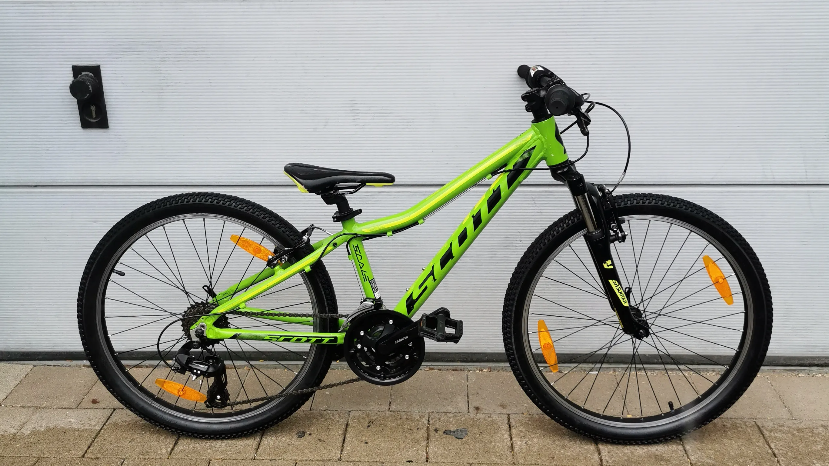 Gebrauchtes Scott Scale Jugend-Mountainbike in Neongrün mit 24-Zoll-Laufrädern und Federgabel