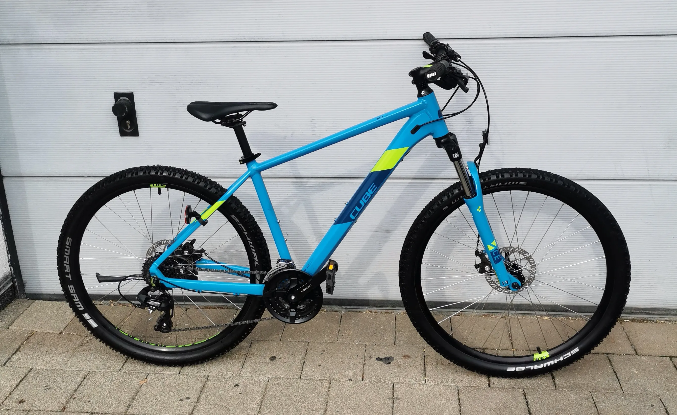 Gebrauchtes Cube Aim Mountainbike in Blau mit neongelben Akzenten, Federgabel und Scheibenbremsen