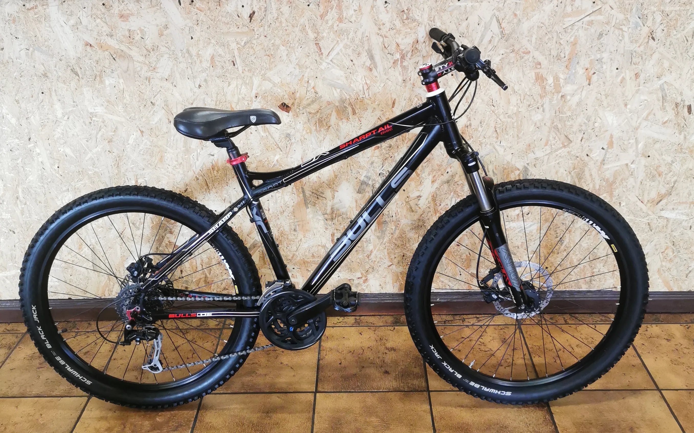 Gebrauchtes Bulls Sharptail Mountainbike in Schwarz-Rot mit Scheibenbremsen in der Werkstatt