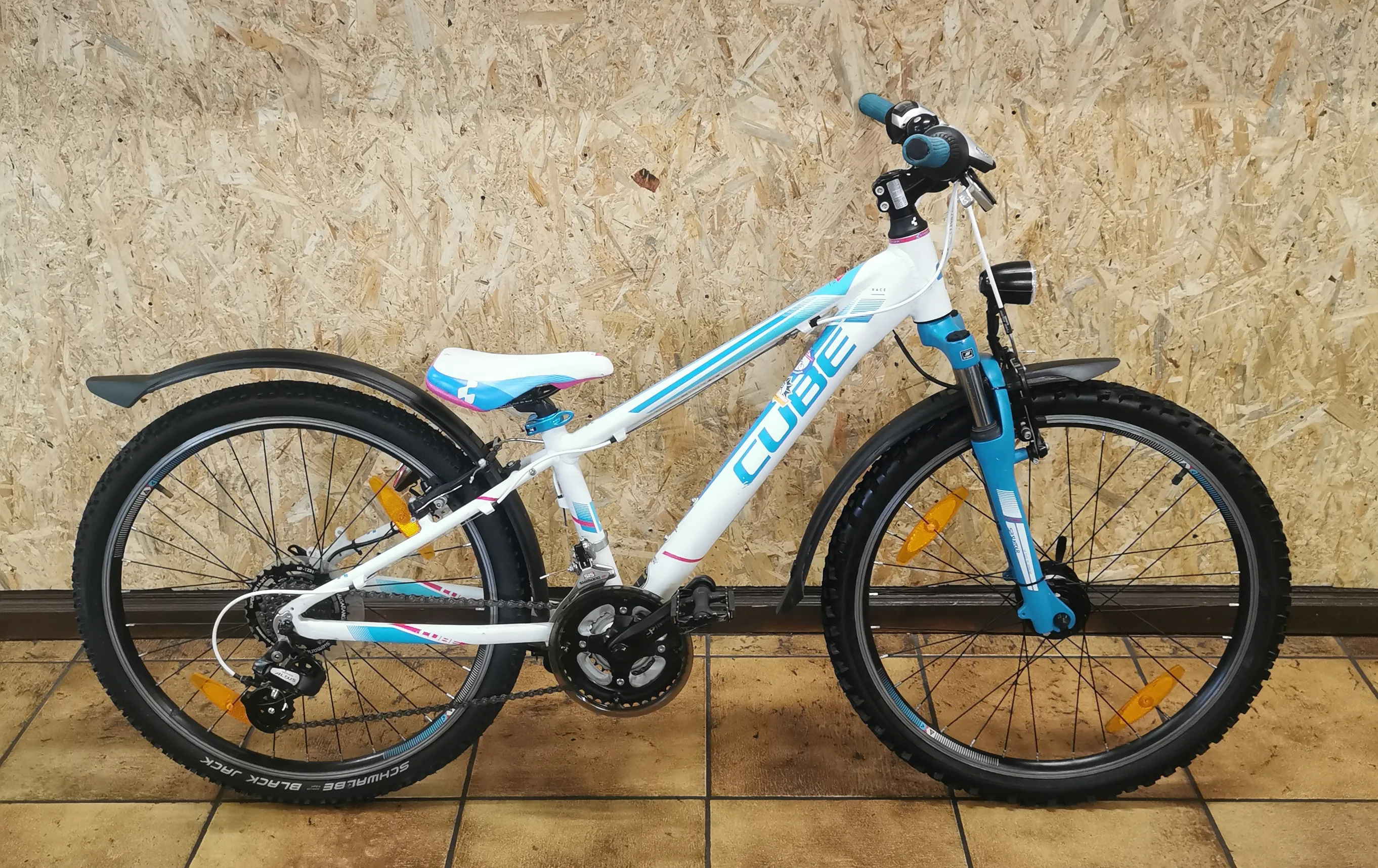 Gebrauchtes Cube Mädchen-Mountainbike in Weiß-Türkis mit Schutzblechen und 24-Zoll-Laufrädern
