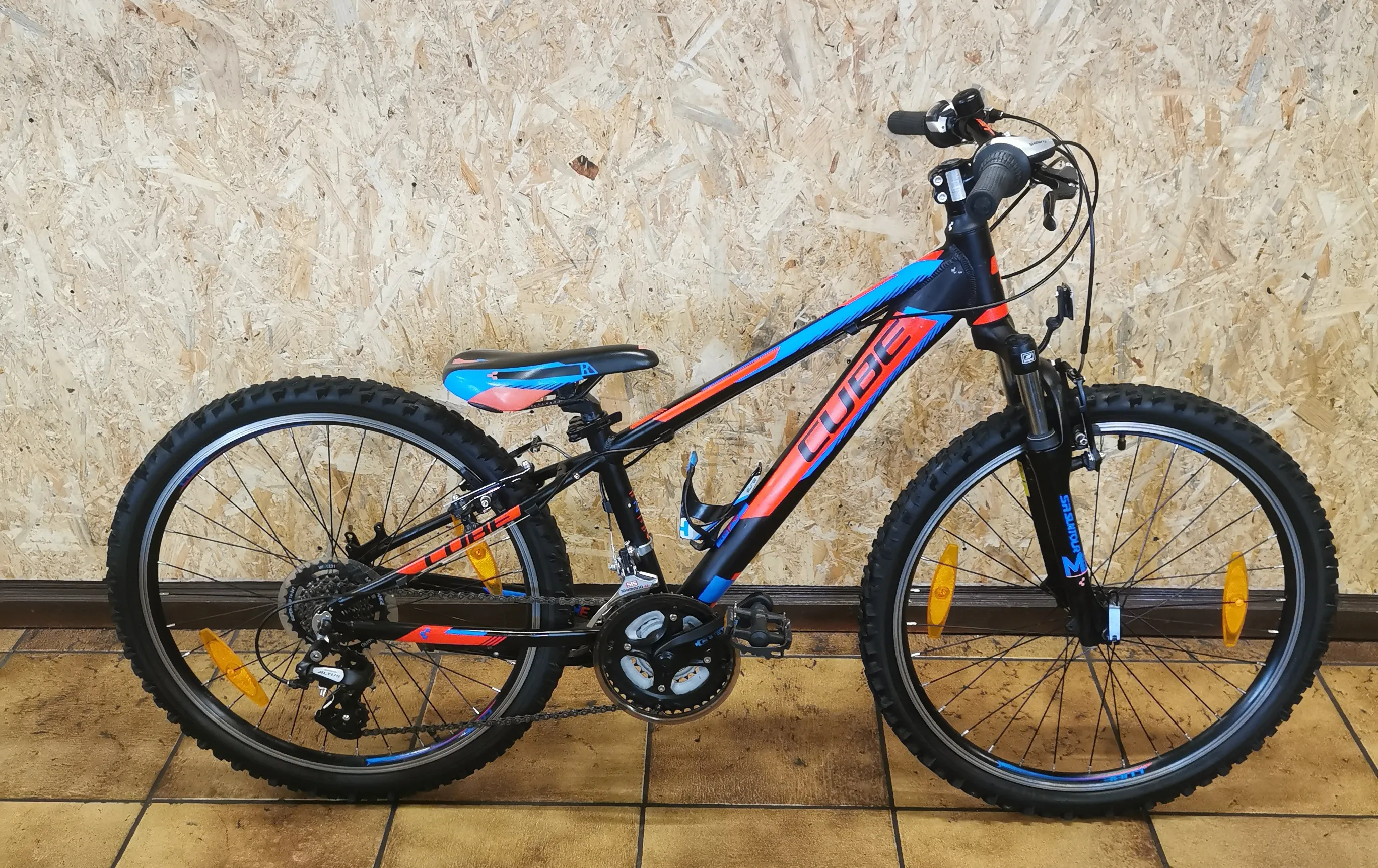 Gebrauchtes Cube Jugend-Mountainbike in Schwarz-Orange mit 24-Zoll-Laufrädern und Kettenschaltung