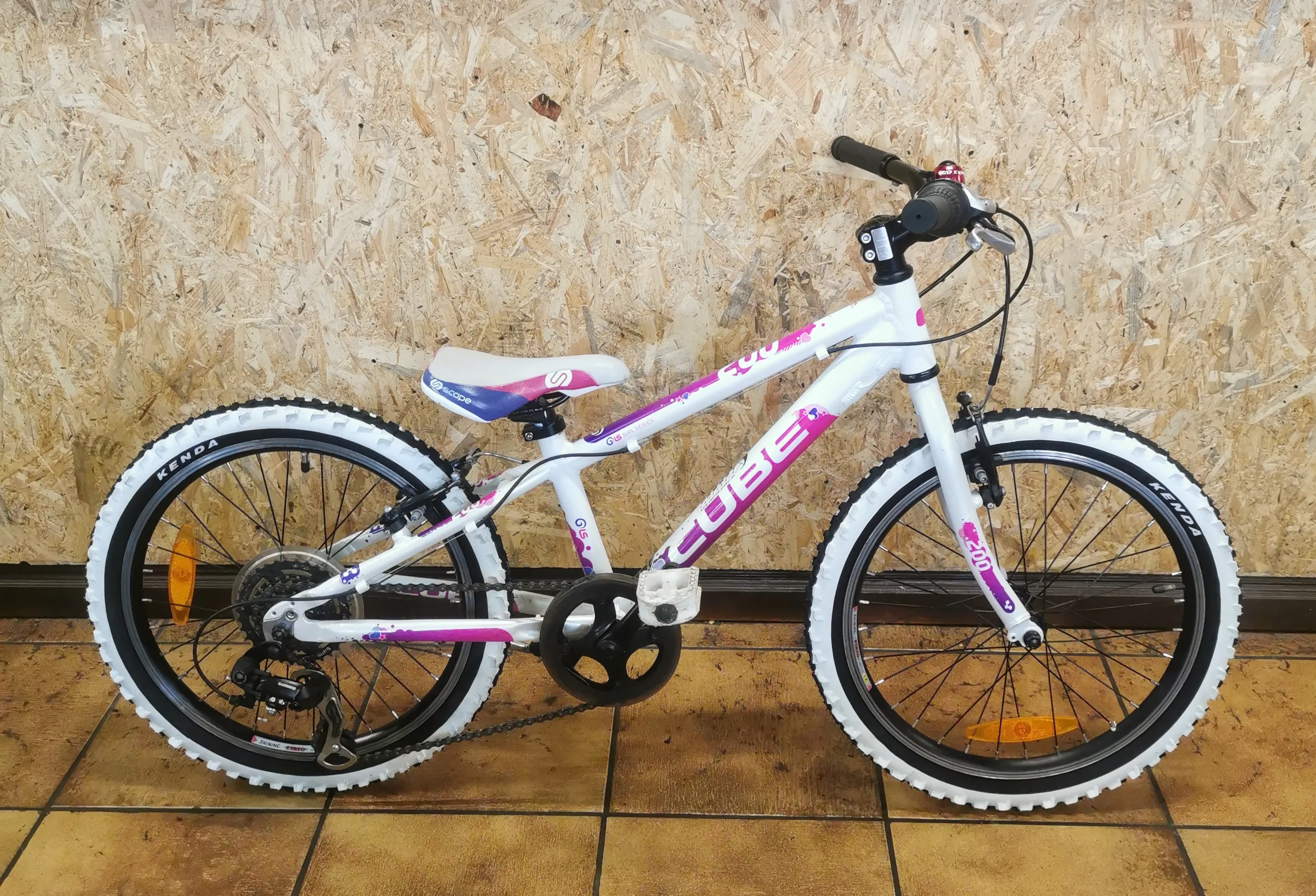 Gebrauchtes Cube Kinderrad in Weiß-Pink mit 20-Zoll-Laufrädern